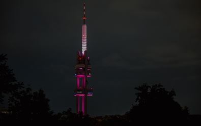 Estée Lauder zahaluje v kampani do růžové i televizní věž