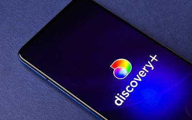 Discovery+ zavádí v Evropě levnější verzi s reklamou