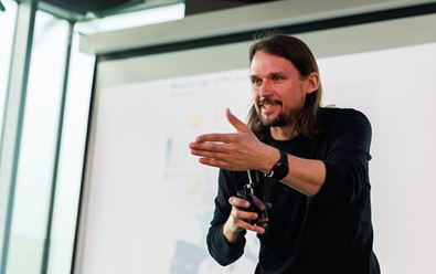 Firmy investují do lidí. Na technologie ale zapomínají