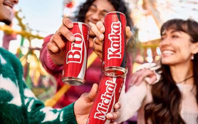 Coca-Cola opět mění své logo na etiketách za jména