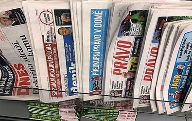 Pandemie negativně poznamenala prodeje deníků i v dubnu
