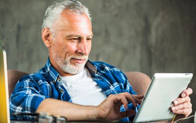 Baby Boomers tráví na internetu polovinu svého času s médii