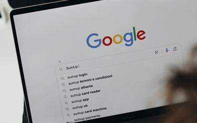 Google zařazuje reklamy do přehledu v AI vyhledávání