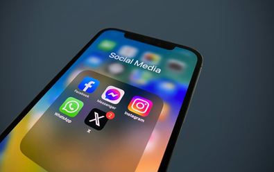 Zpravodajství na sociálních sítích sleduje polovina jejich uživatelů