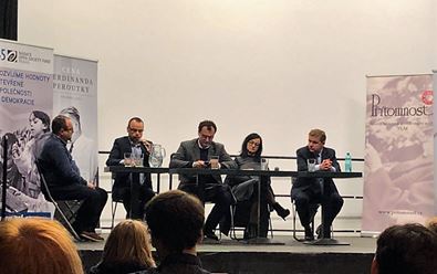 Videostream: Koná se osmý ročník konference Novinářské fórum