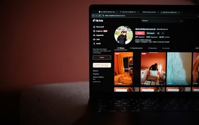 Češi nejvíc času pálí na Metě, TikTok je sledovanější než ČT