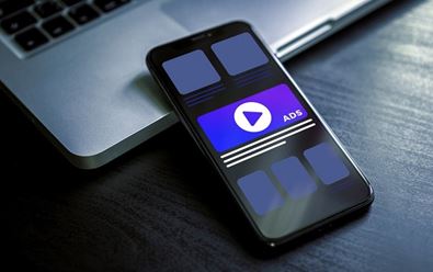 Studie: Češi jsou denně vystaveni téměř 700 online reklamám