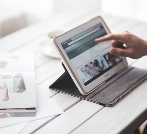 Zprávy na webu čtou čtyři pětiny Čechů, platí za ně necelých 400 tisíc