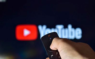 YouTube je už silnější na TV obrazovkách, testuje nové funkce