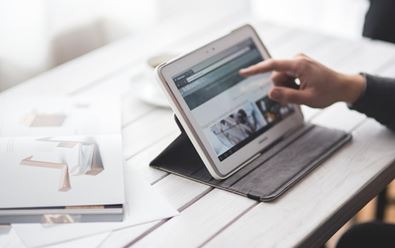 Zprávy na webu čtou čtyři pětiny Čechů, platí za ně necelých 400 tisíc