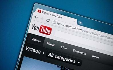YouTube začne dávat reklamy do všech videí, pohlídá i daně