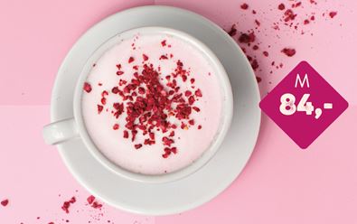 CrossCafe k osvětě nabízí „prsní“ hrnečky i Pink Chai Latte