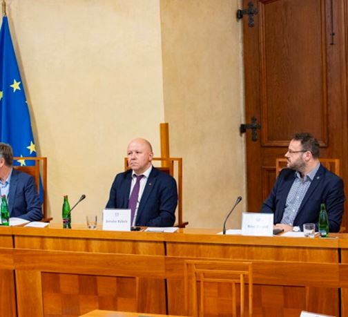 Generální ředitelé ČT a ČRo: Bez poplatků hrozí větší tlak na nezávislost