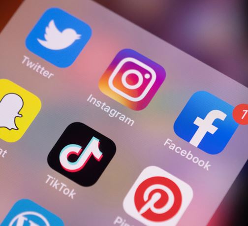 TikTok vládne mladým, Instagram drží značky