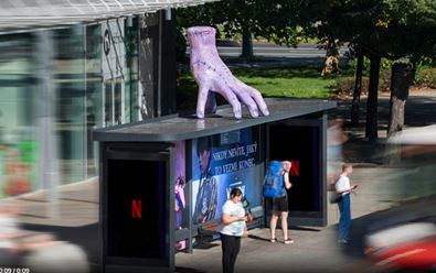 Netflix je v Česku deset let, zesiluje reklamu