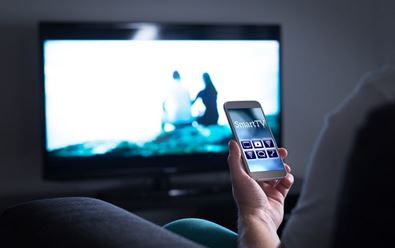 ATO: Sledování TV převyšuje v denní aktivitě Čechů sociální sítě