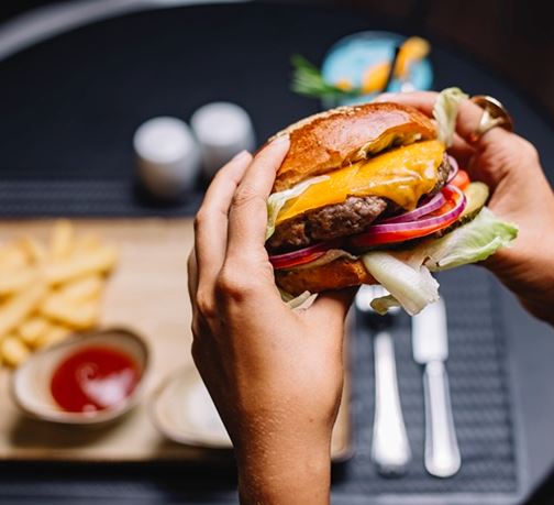Fast foody navštíví za měsíc polovina Čechů, častěji mladší