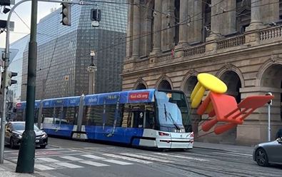 Ikea nasazuje do kampaně tramvaj s obřími balonky