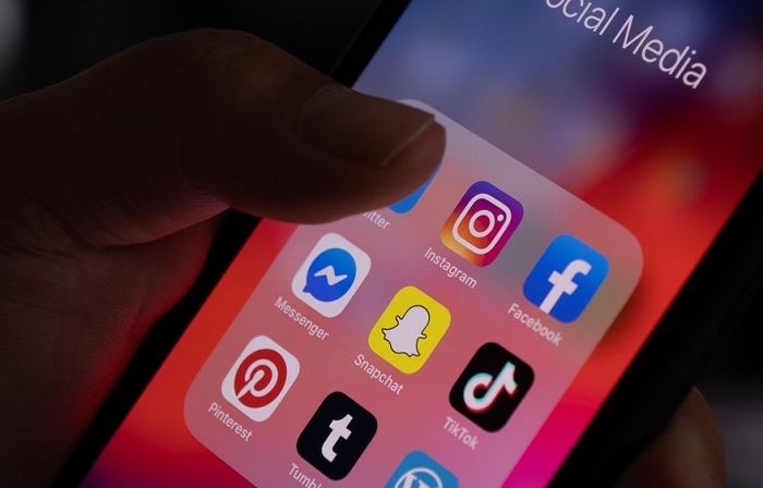 Češi jsou na sociálních sítích denně, pociťují ale informační únavu