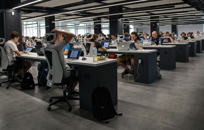 Komunikační skupiny přehodnocují strategie a restrukturalizují