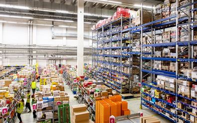 Coca-Cola i Rohlik investují do automatizace distribučních center