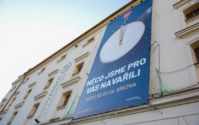 Starobrno upozorňuje na novinku obřím ciferníkem