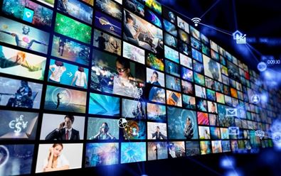 Češi v létě z médií nejraději sledují TV, rádio a VOD služby