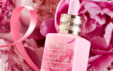 Estée Lauder rozsvítí v kampani proti rakovině prsu Prahu