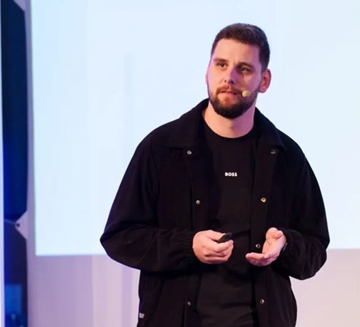 To je Revolut? Ne, Spořitelna. Jak neskončit v šedi zaměnitelnosti...