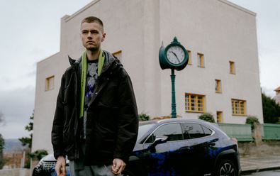 Lexus cestuje s návrhářem Černým v novém seriálu po Česku