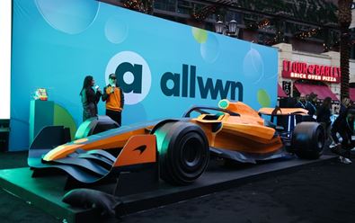 Allwyn a McLaren představily aktivaci v podobě „stíracího závodního vozu“