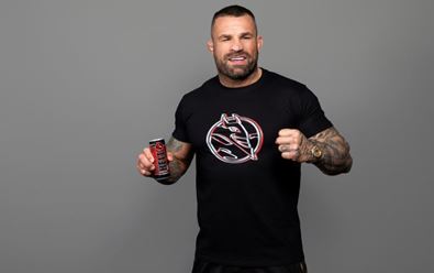Novou tváří Hell Energy se stal na českém trhu Karlos Vémola