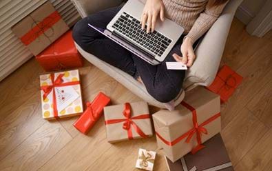 Přes 50 % Čechů nakoupí všechny či většinu dárků online