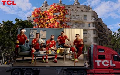 TCL využívá v evropské fotbalové kampani fake OOH