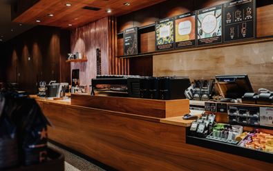 Starbucks otevřel v Praze první Reserve store v regionu