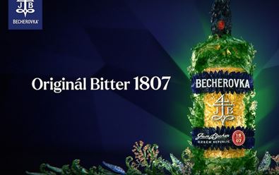 Becherovka v kampani sází na svou ikonickou láhev