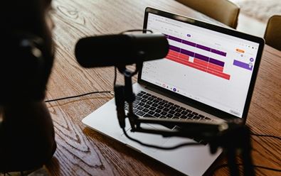 Za podcasty platí necelá desetina jejich českých posluchačů