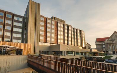 Otevírá hotel Fairmont Golden Prague s restauracemi i obchody