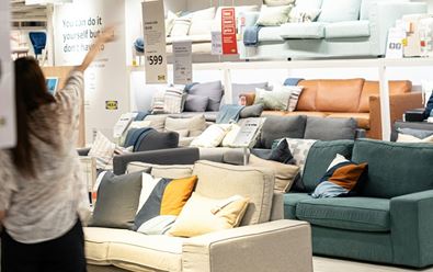 Nejznámějším prodejcem nábytku je Ikea. O výkupu by Češi uvažovali