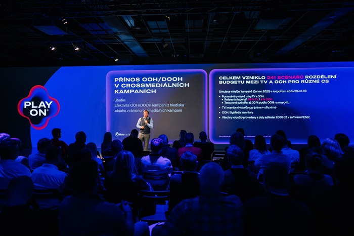 Josef Fišer z výzkumné agentury Median ukazuje na představení sítě PlayOn přínos OOH/DOOH reklamy v crossmediálních kampaních, zdroj: BigMedia