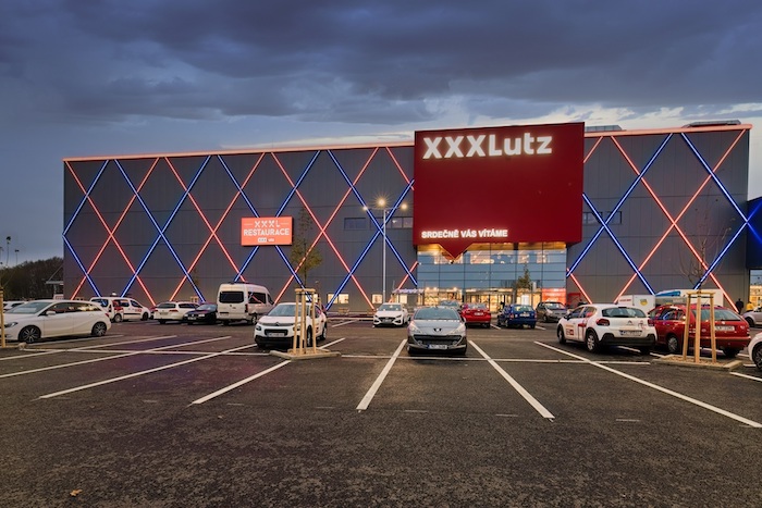 XXXLutz promoval nový obchod v Hradci Králové červenými židlemi