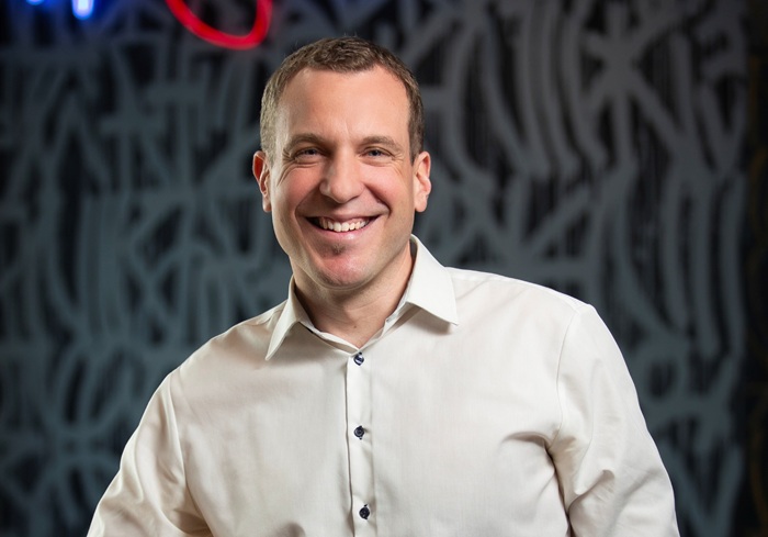 Martin Tesař je PR manažerem a tiskovým mluvčím J&T Banky