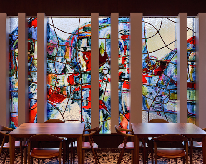 Okenní vitráže Josefa Jíry s motivy sklářské hutě se nacházejí v Kafka Brasserie, zdroj: Fairmont Golden Prague.
