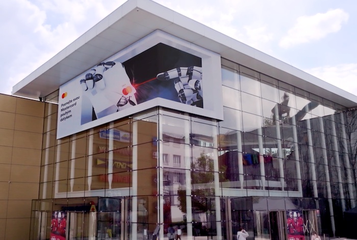 Mastercard vyřezává v 3D venkovní reklamě platební karty