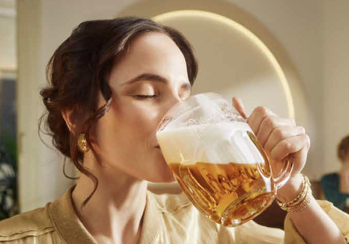 Pilsner Urquell oslavuje v nové kampani neměnnost