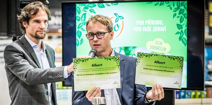 Albert se zavázal podpořit aktivně ekologické zemědělství, na snímku zleva mluvčí Jiří Mareček a Petr Pavlík, viceprezident komerčního, marketingového a merchandisingového oddělení řetězce. Zdroj: Albert