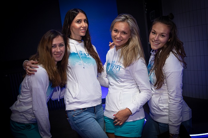Hostesky budou na promo akce oblečeny do modrobílé kombinace, zdroj: BAT.