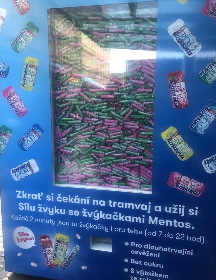 Výdejní automat žvýkaček Mentos na pražské zastávce I. P. Pavlova, foto: MediaGuru.cz.