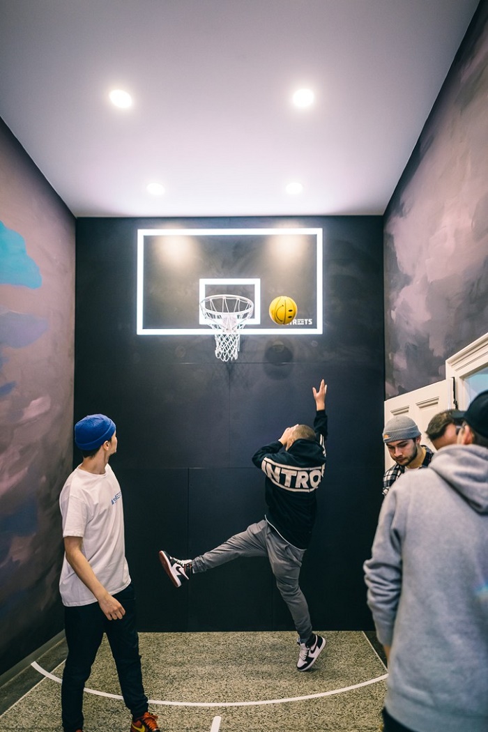Součástí prodejny je i místnost s basketbalovým košem, zdroj: The Streets.