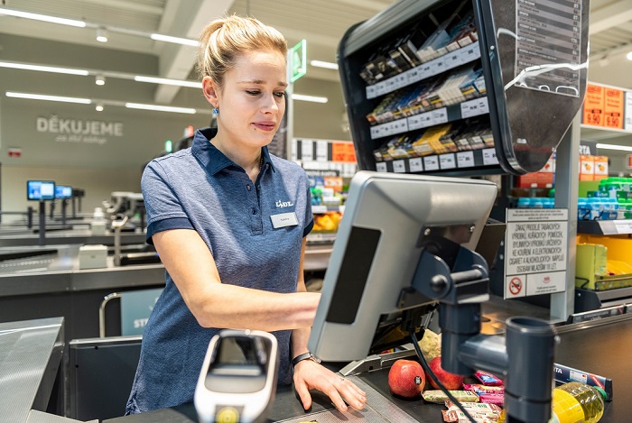 Lidl navyšuje od února mzdy, nástupní plat pokladní je 29 700 Kč